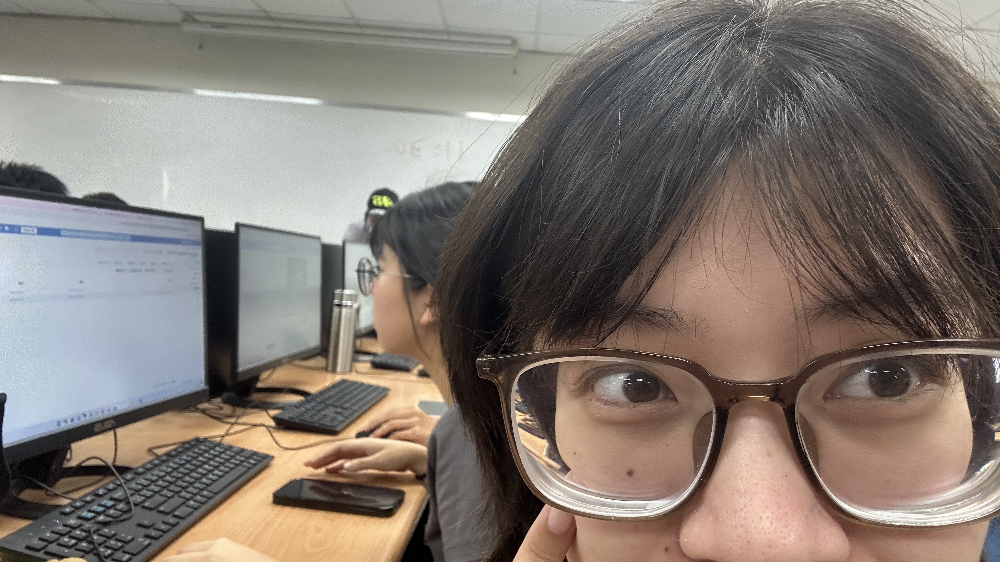 我和教室電腦的自拍照